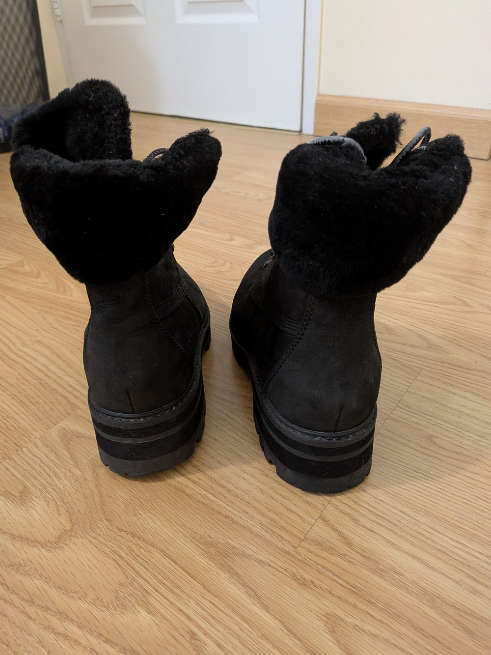 Timberland Black Fur-Cuff Lace-Up Winter Boots - Picture 4 of 7